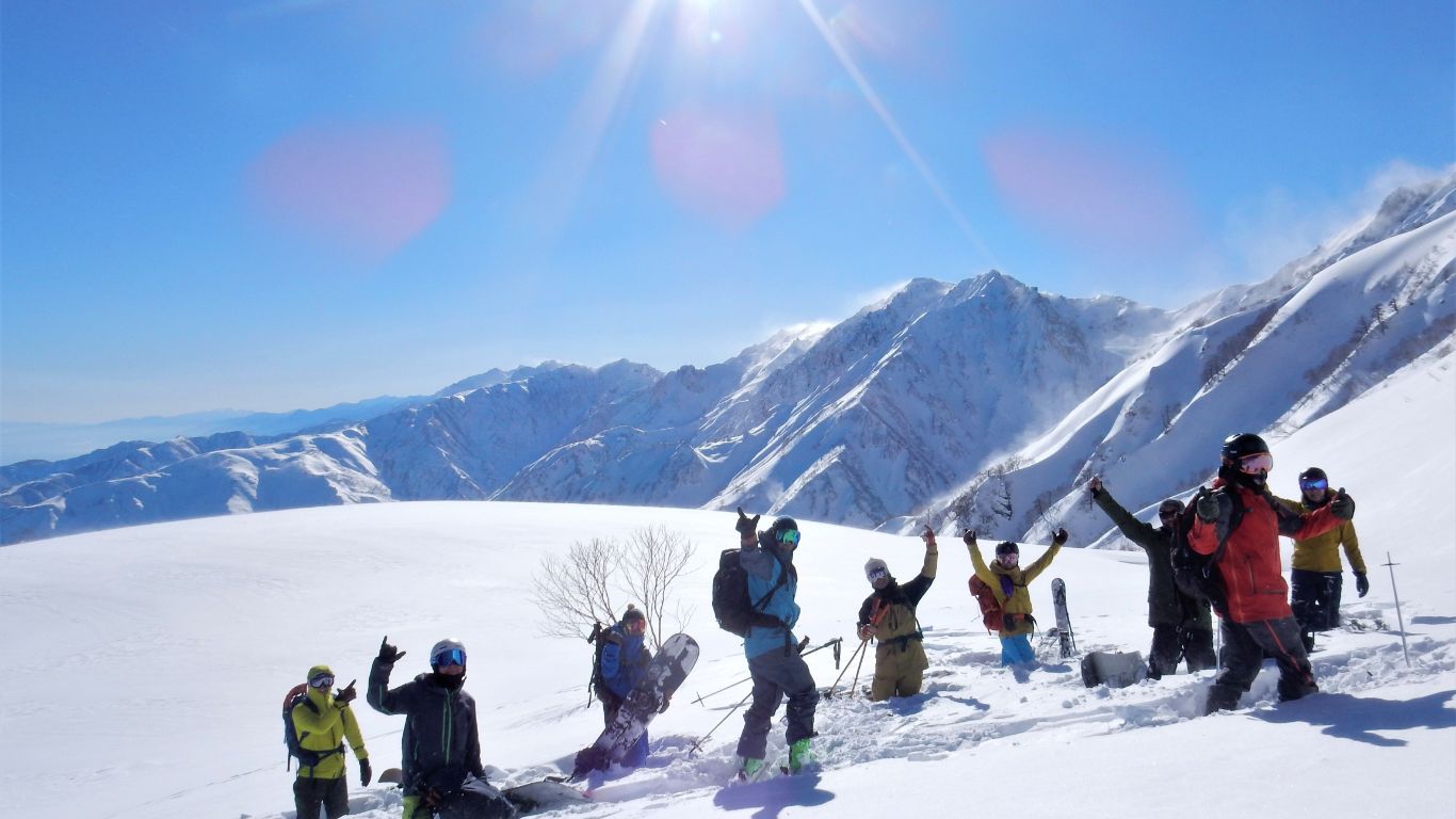 雪山で記念撮影