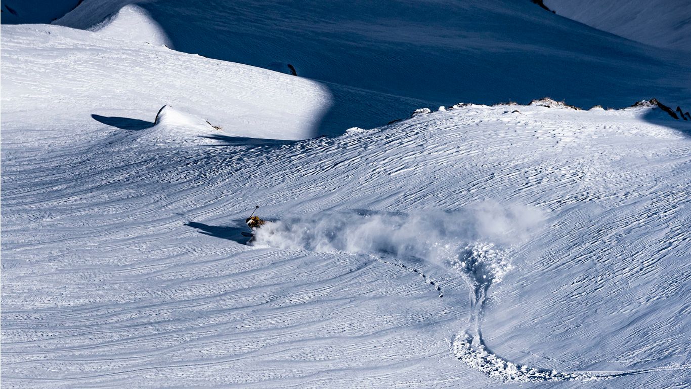 雪山を滑る