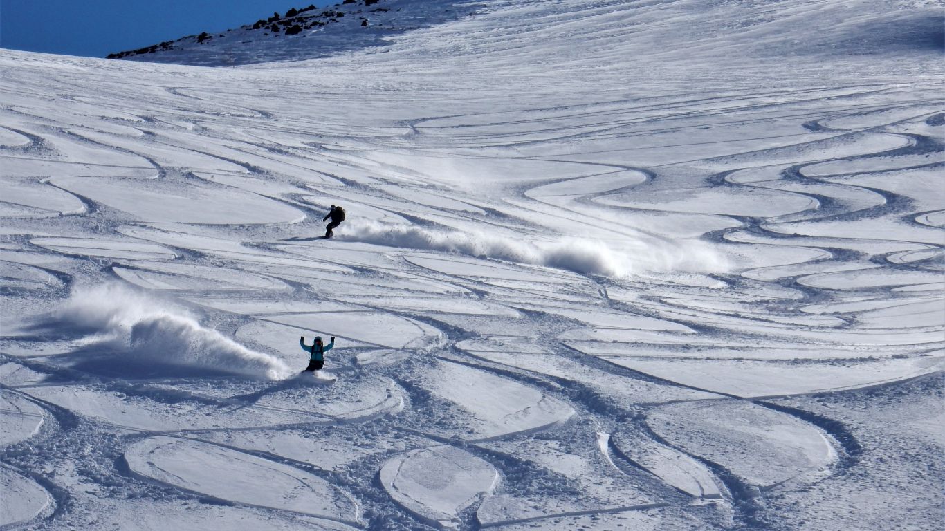 雪山を滑る