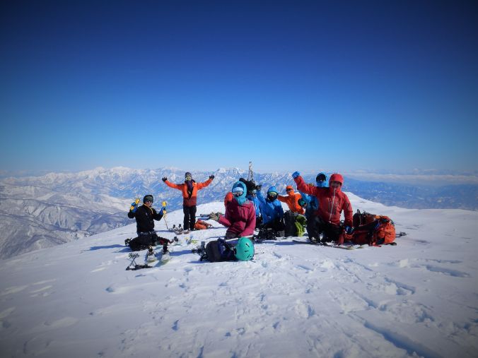 雪山で万歳