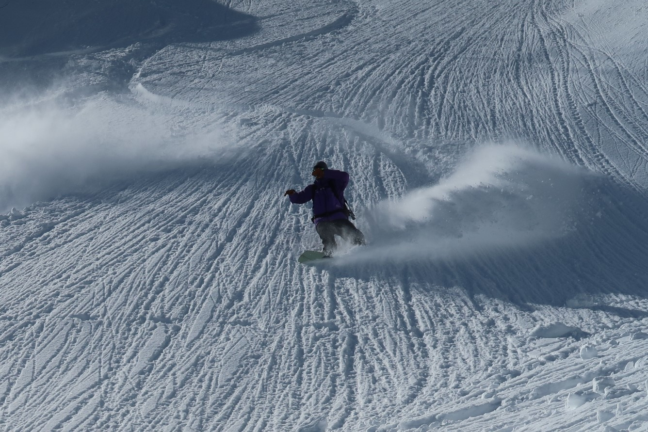 雪山を滑る