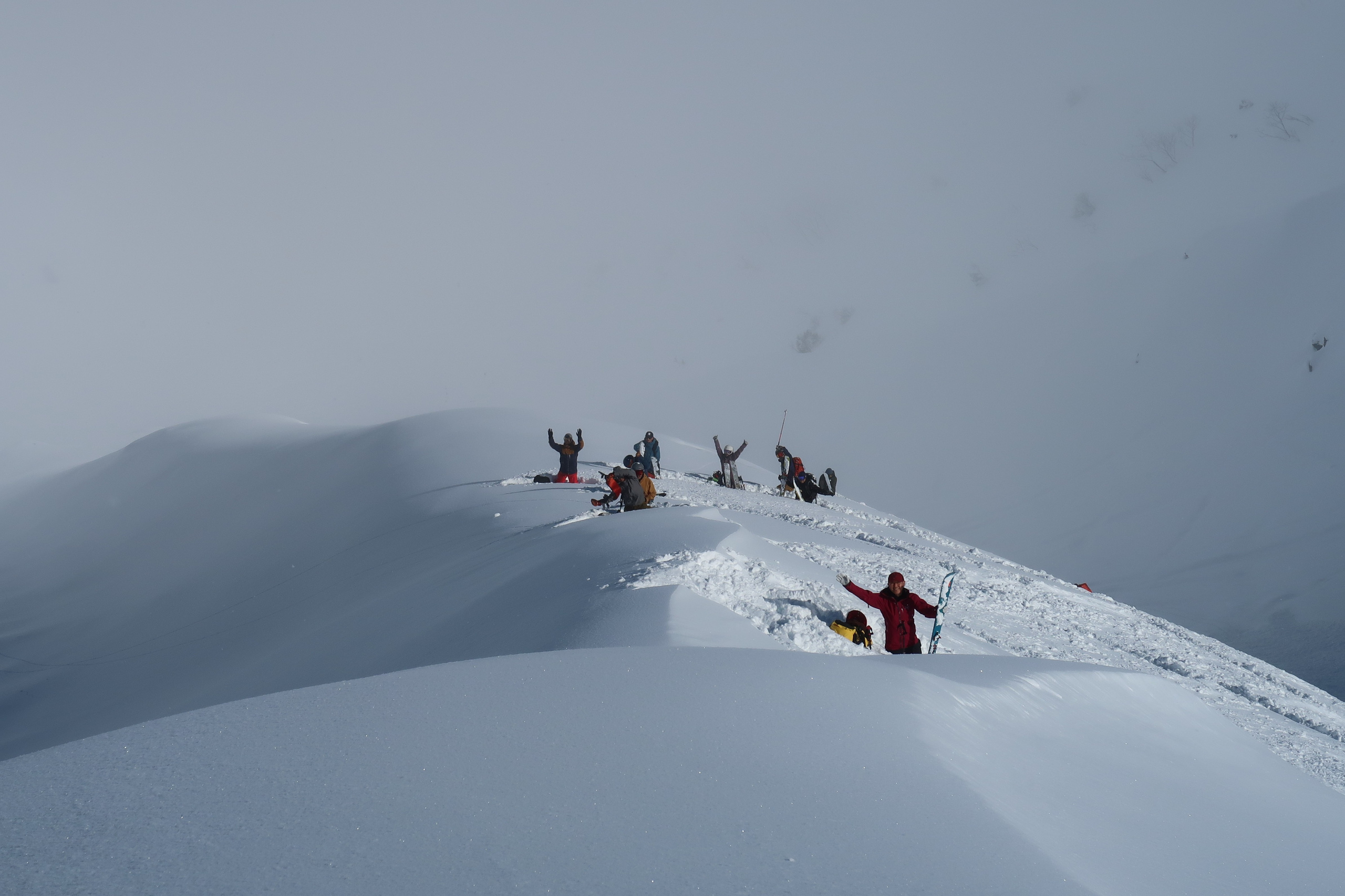 雪山で万歳